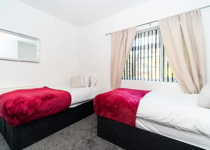 Spacious House With 2 Bedrooms And Free On Street Parking