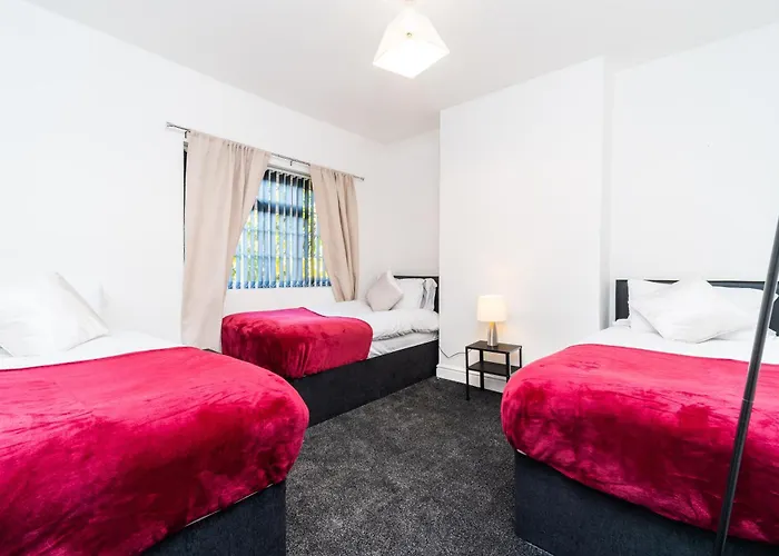 Spacious House With 2 Bedrooms And Free On Street Parking