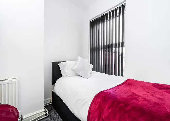 Spacious House With 2 Bedrooms And Free On Street Parking