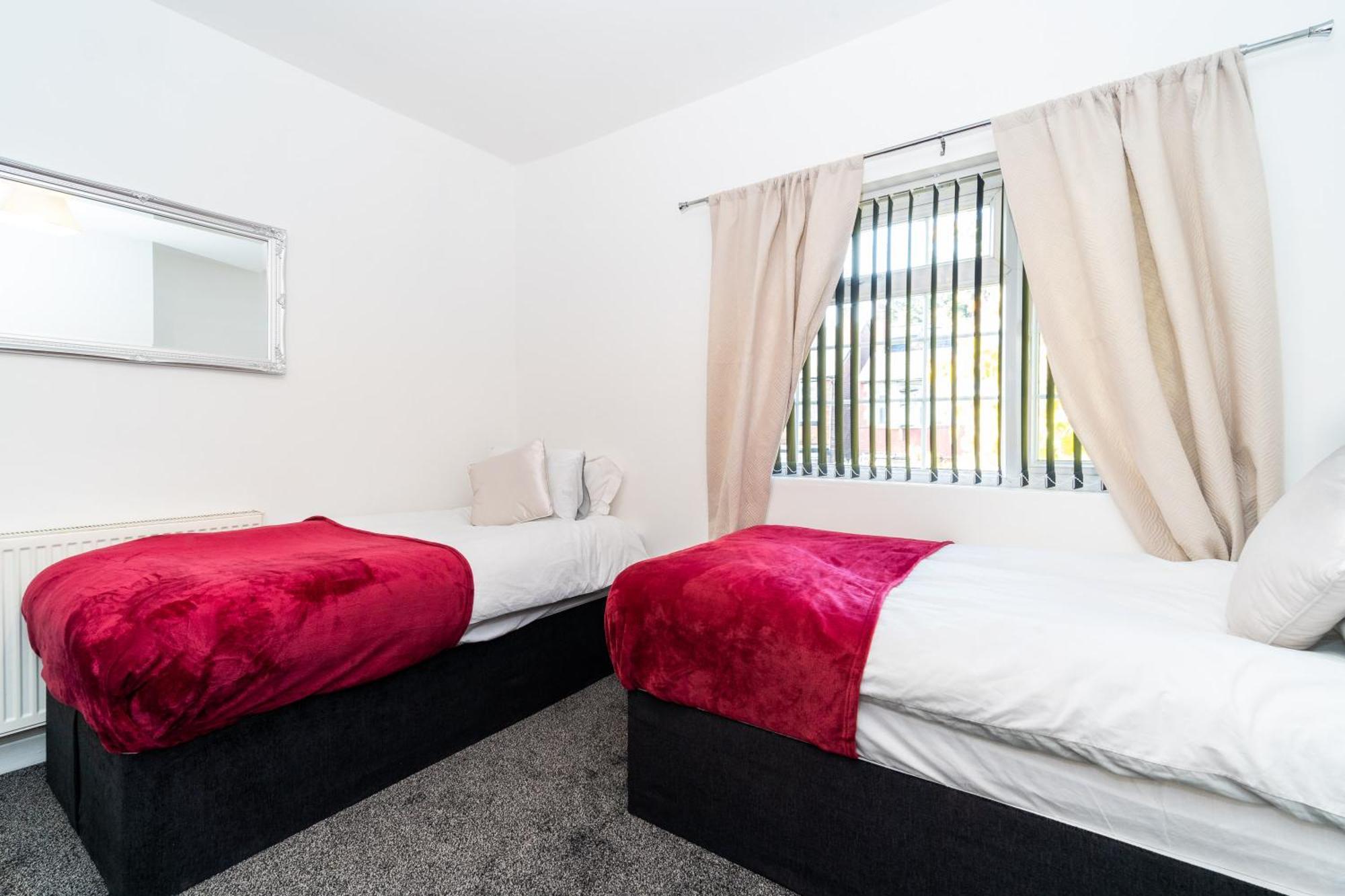 Spacious House With 2 Bedrooms And Free On Street Parking *