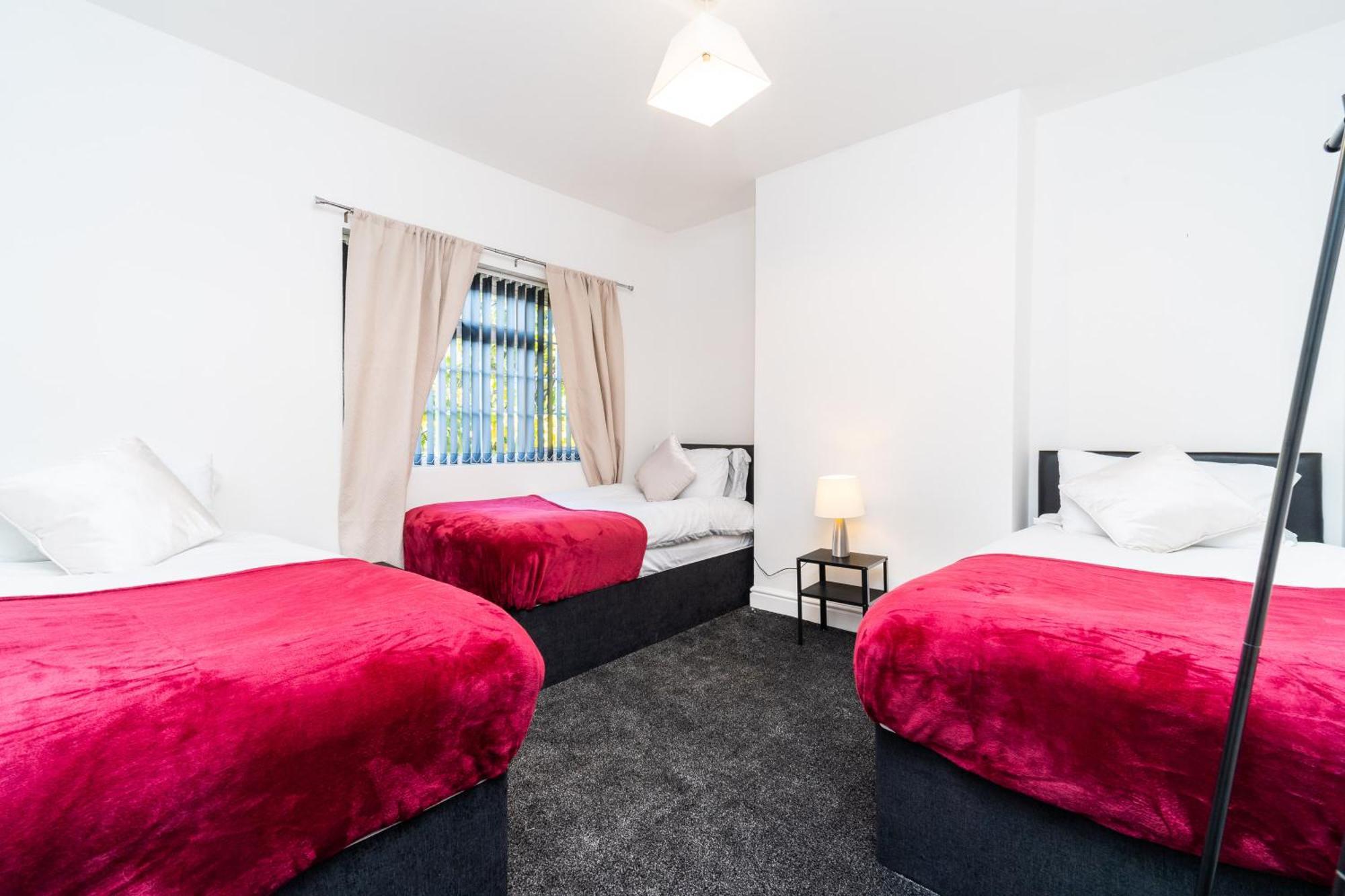 Spacious House With 2 Bedrooms And Free On Street Parking *