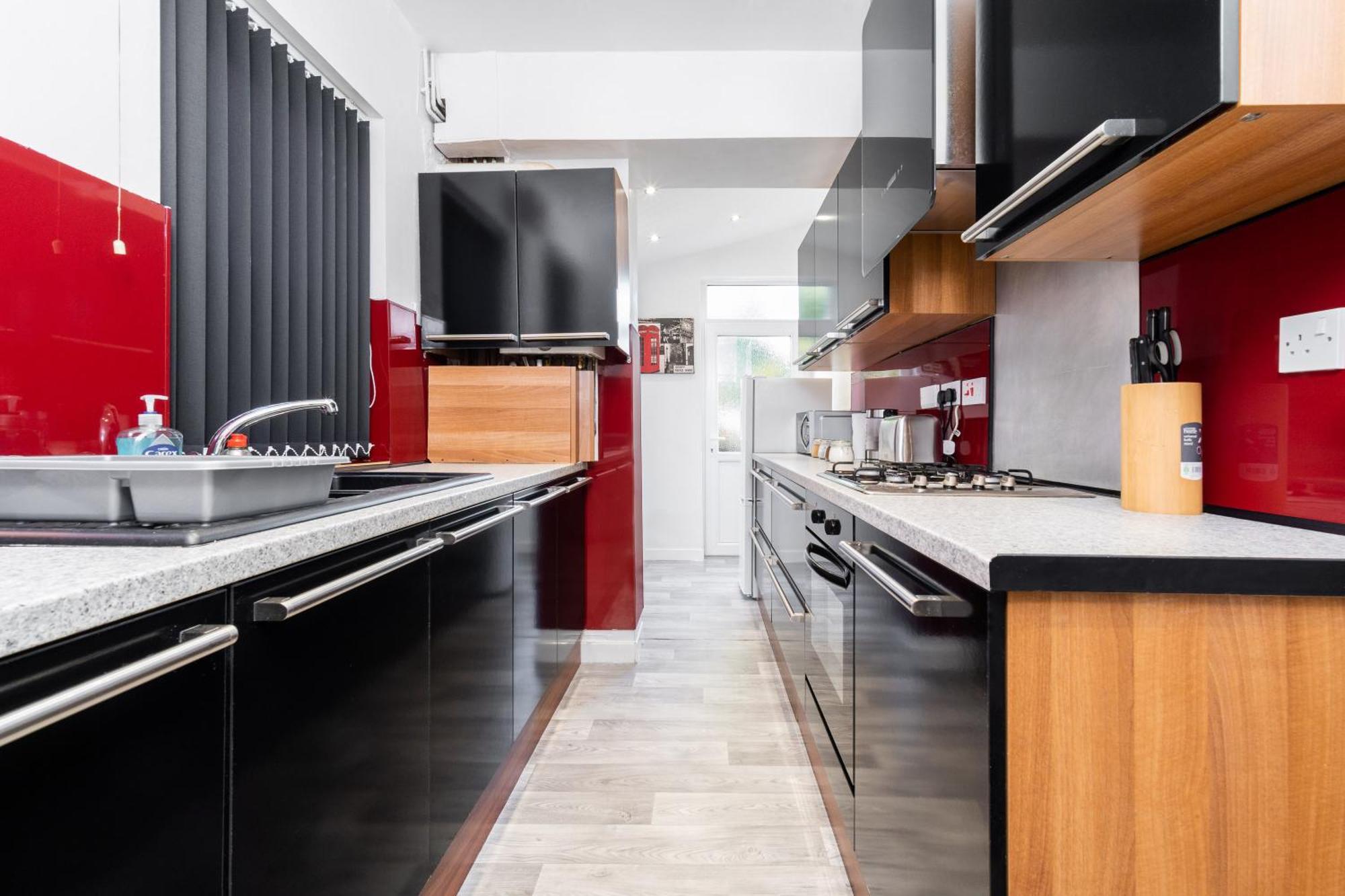 Spacious House With 2 Bedrooms And Free On Street Parking Hébergement de vacances *