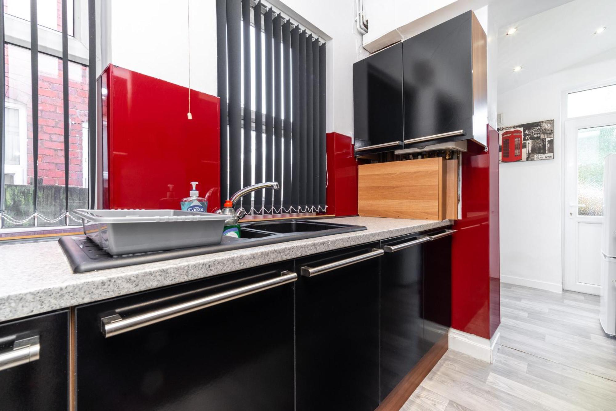 Spacious House With 2 Bedrooms And Free On Street Parking Hébergement de vacances *