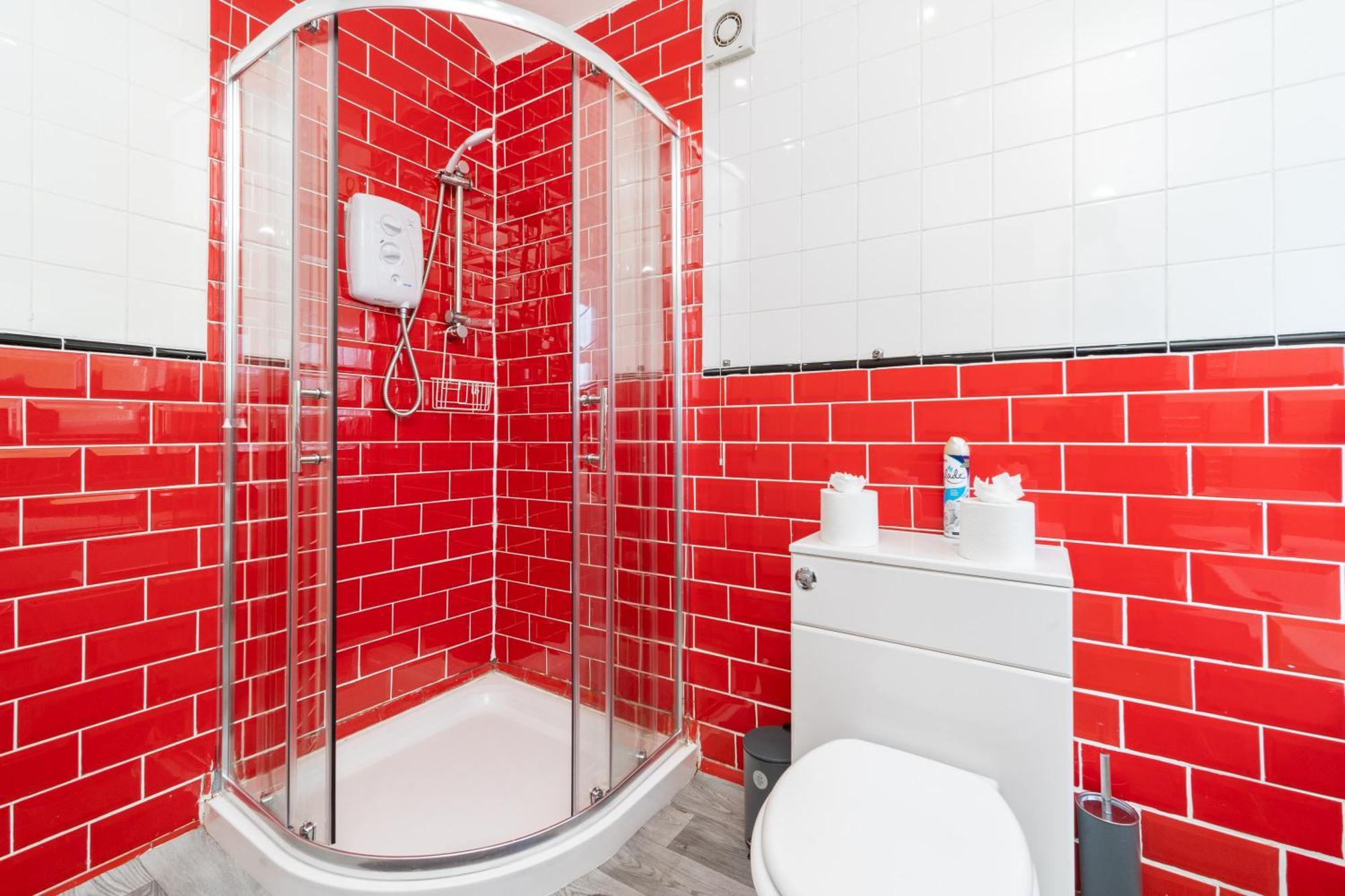 Spacious House With 2 Bedrooms And Free On Street Parking *