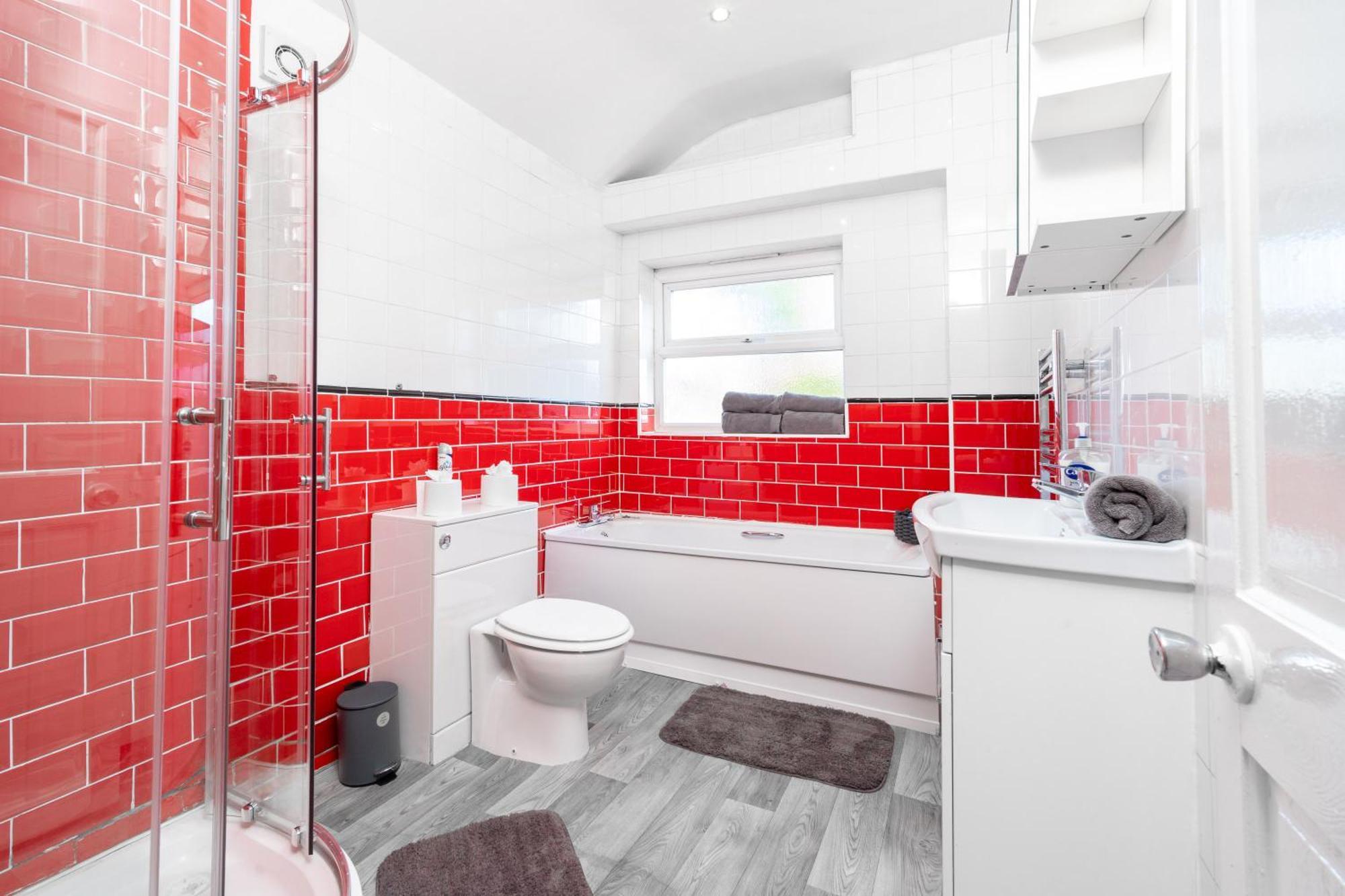 Spacious House With 2 Bedrooms And Free On Street Parking Birmingham